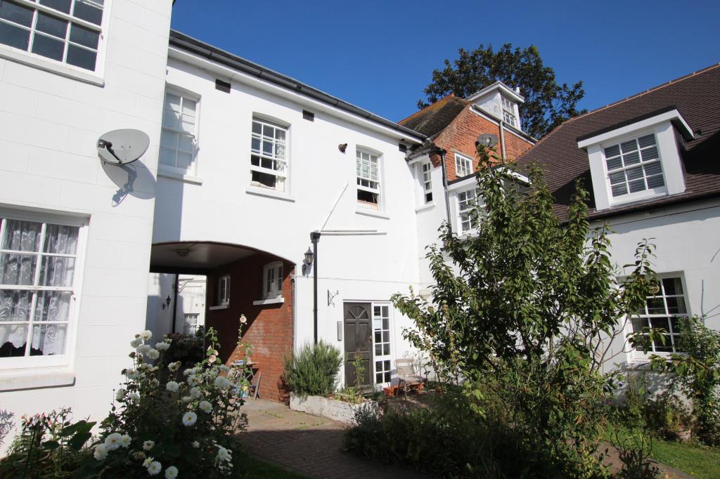 Lot: 99 - TWO-BEDROOM FLAT IN GOOD LOCATION - Entrance to flat